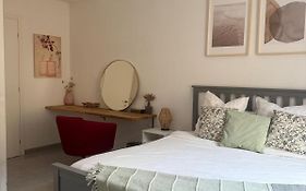 Bas de Villa à 15 min de Nice avec piscine